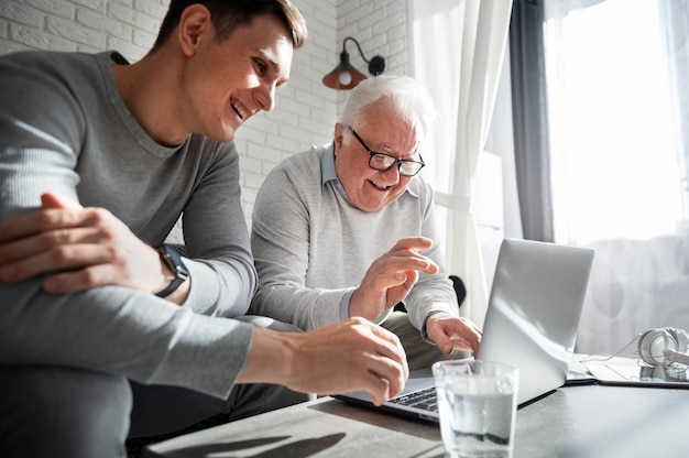 Abuelo aprendiendo a usar divice digital