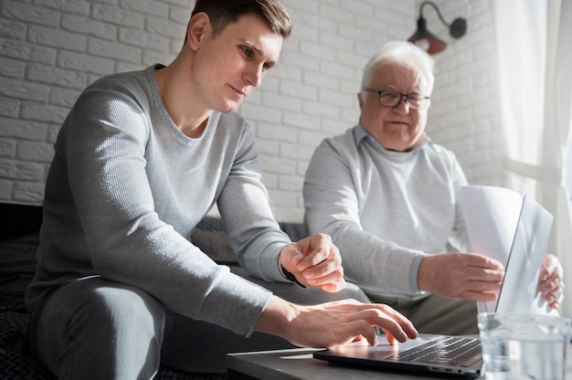 Foto gratuita abuelo aprendiendo a usar divice digital