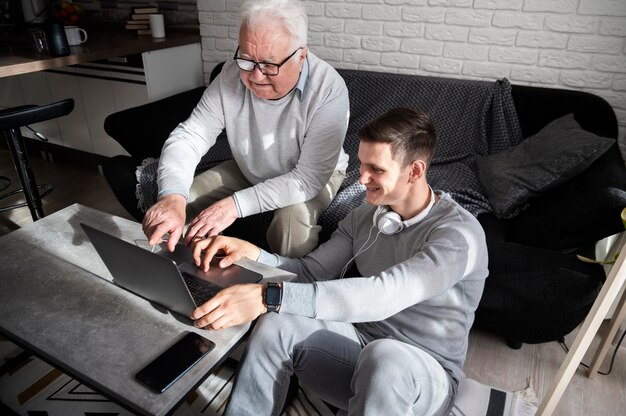 Abuelo aprendiendo a usar divice digital