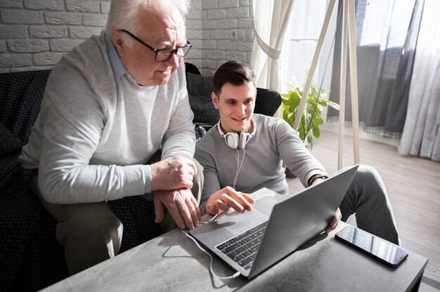 Abuelo aprendiendo a usar divice digital