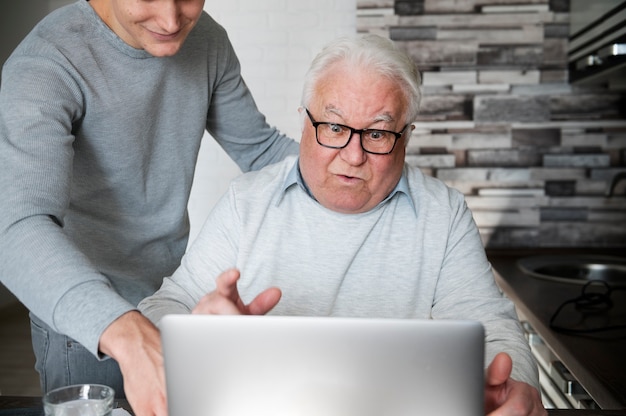 Foto gratuita abuelo aprendiendo a usar divice digital