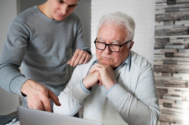 Abuelo aprendiendo a usar divice digital