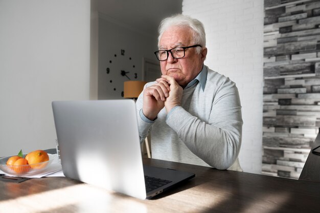 Abuelo aprendiendo a usar divice digital