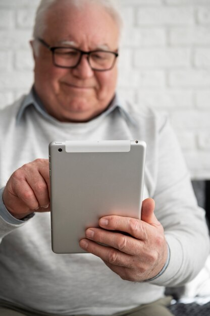 Abuelo aprendiendo a usar divice digital