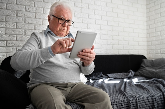 Abuelo aprendiendo a usar divice digital