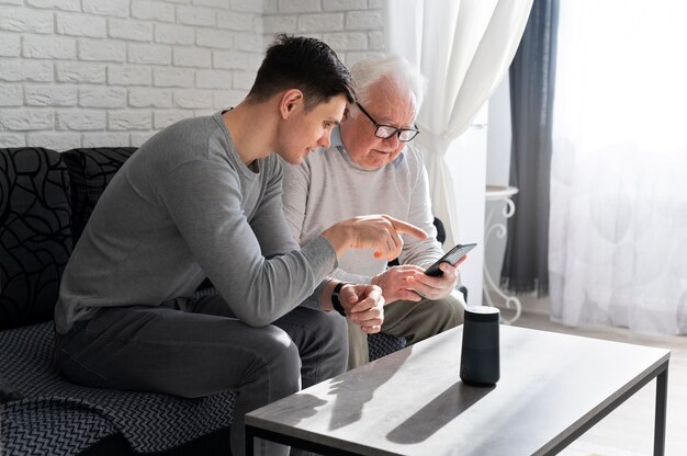 Abuelo aprendiendo a usar divice digital