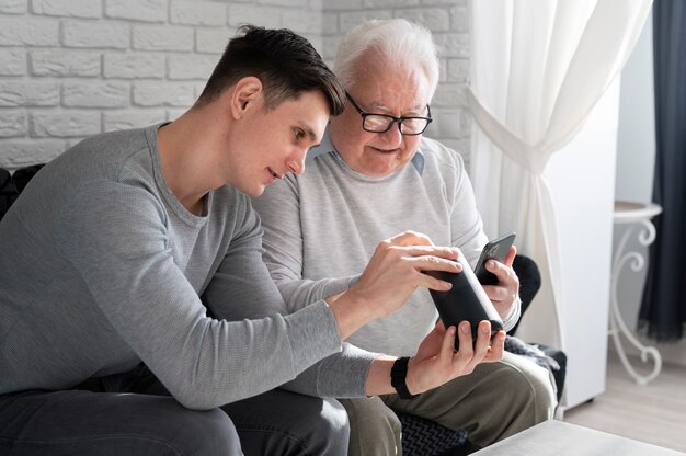 Abuelo aprendiendo a usar divice digital