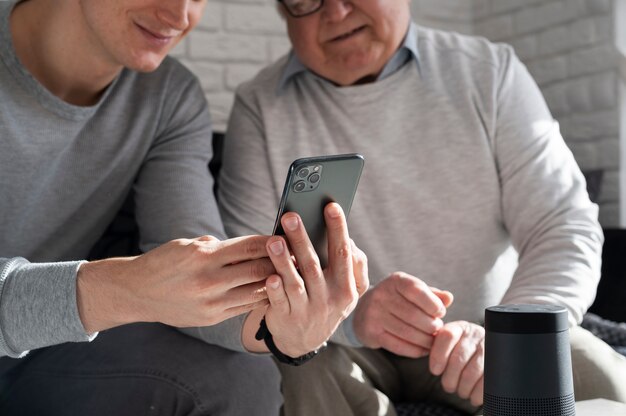 Abuelo aprendiendo a usar divice digital