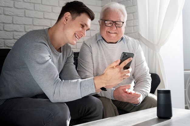 Abuelo aprendiendo a usar divice digital