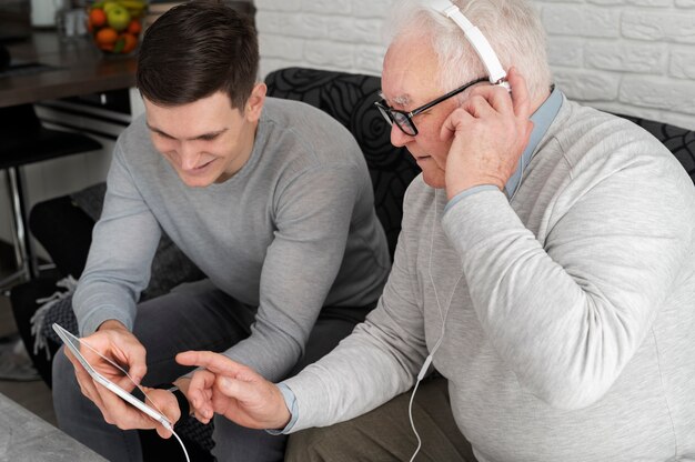 Abuelo aprendiendo a usar divice digital