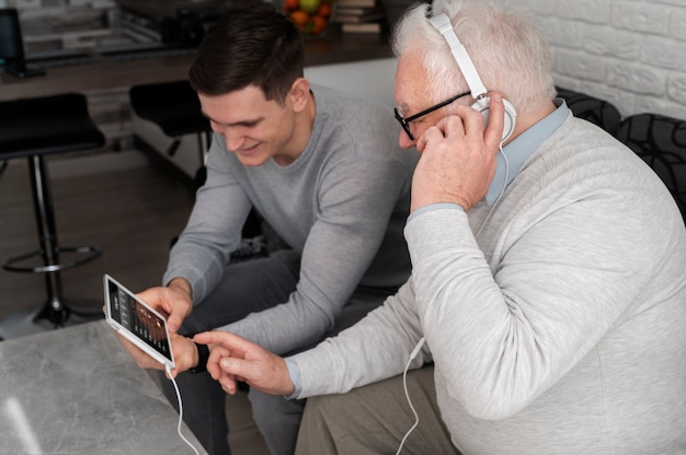 Abuelo aprendiendo a usar divice digital