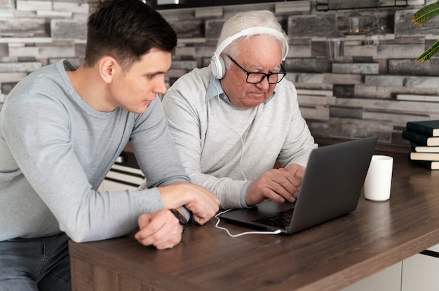 Abuelo aprendiendo a usar divice digital