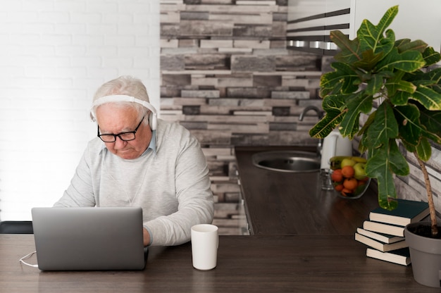 Abuelo aprendiendo a usar divice digital