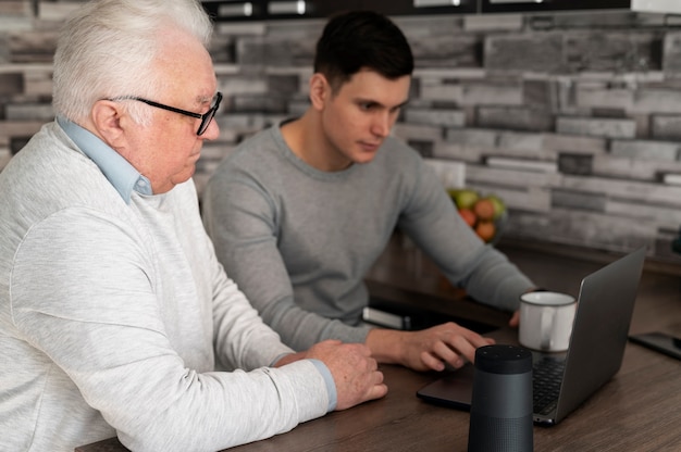 Abuelo aprendiendo a usar divice digital