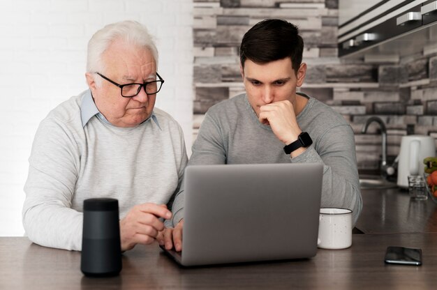 Abuelo aprendiendo a usar divice digital