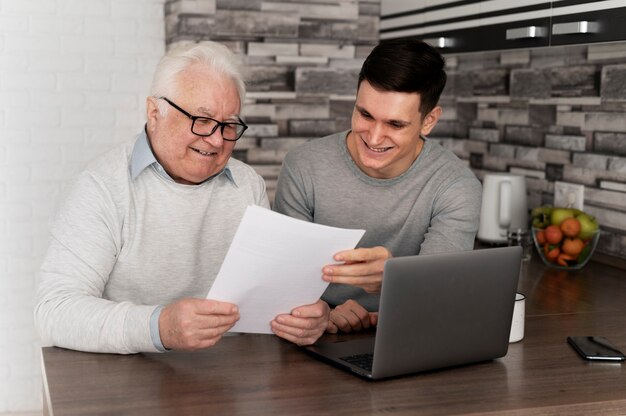 Abuelo aprendiendo a usar divice digital