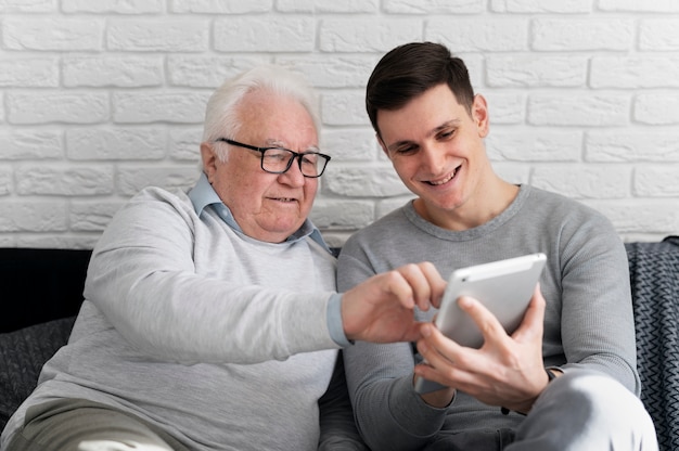 Abuelo aprendiendo a usar divice digital