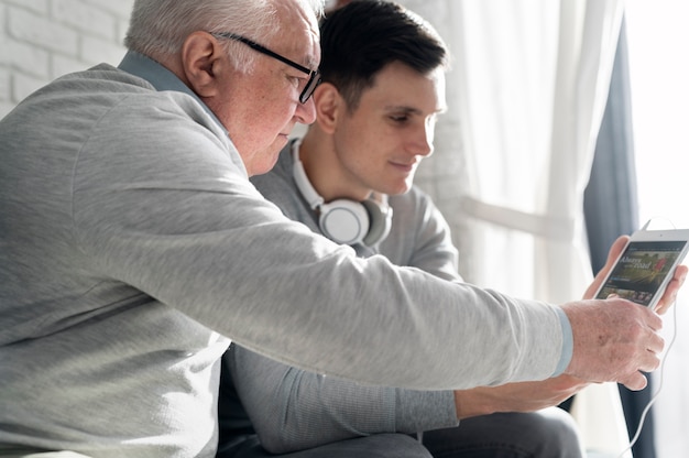 Abuelo aprendiendo a usar divice digital