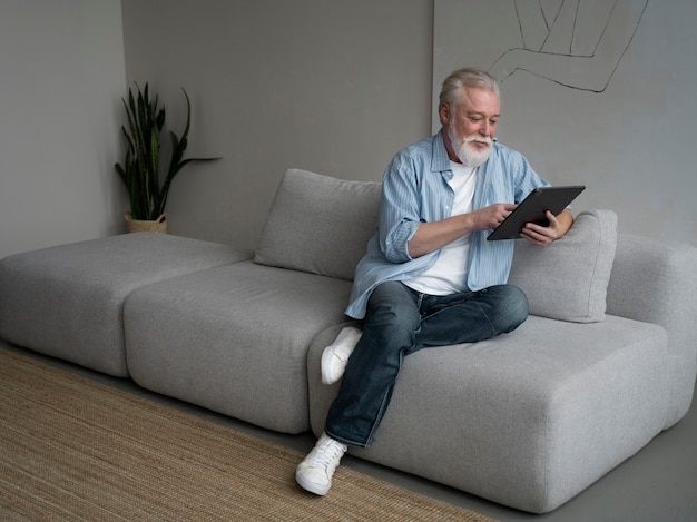 Abuelo aprendiendo a usar la tecnología