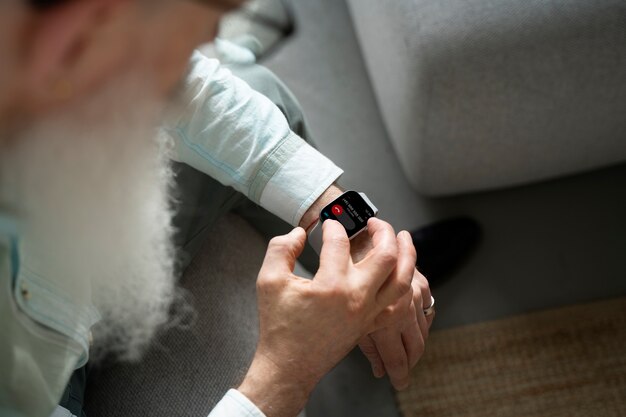 Abuelo aprendiendo a usar la tecnología