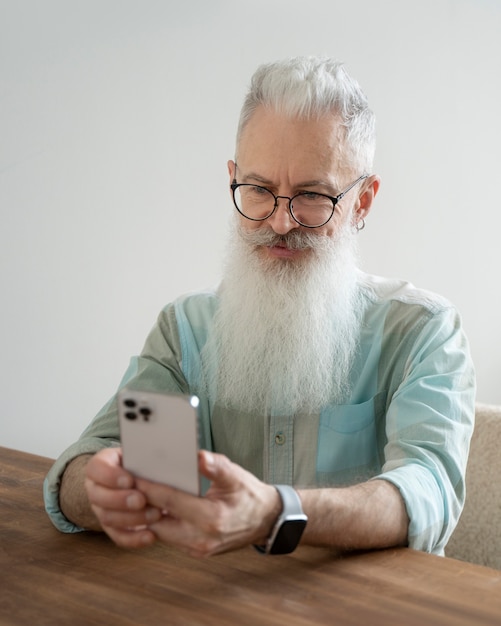 Foto gratuita abuelo aprendiendo a usar la tecnología