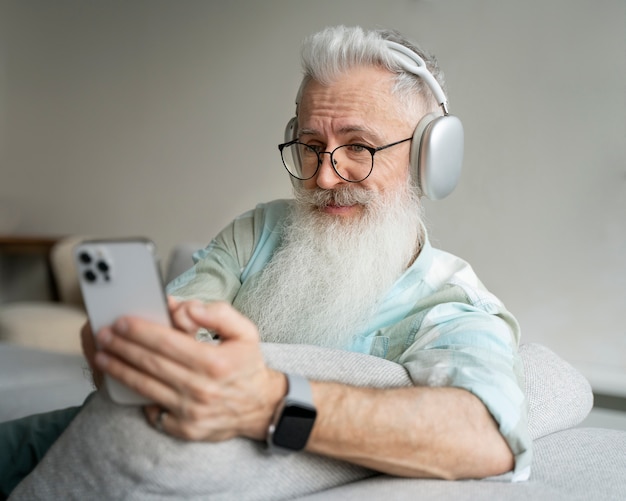 Foto gratuita abuelo aprendiendo a usar la tecnología