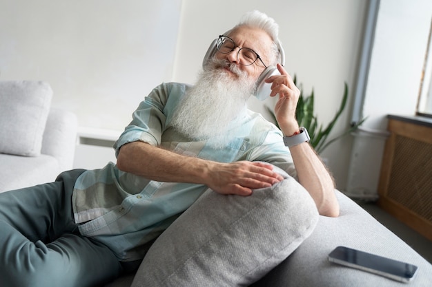 Abuelo aprendiendo a usar la tecnología