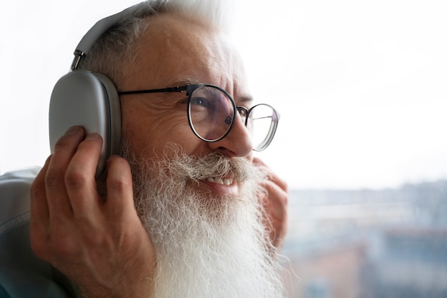 Abuelo aprendiendo a usar la tecnología