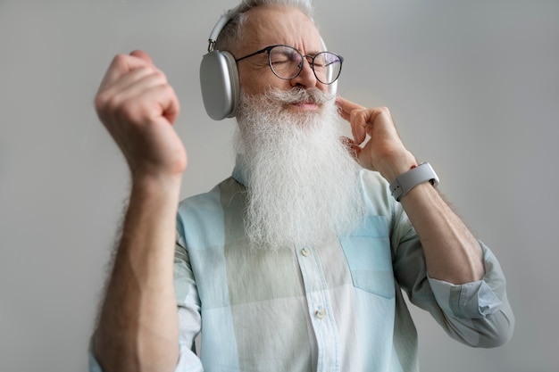 Foto gratuita abuelo aprendiendo a usar la tecnología