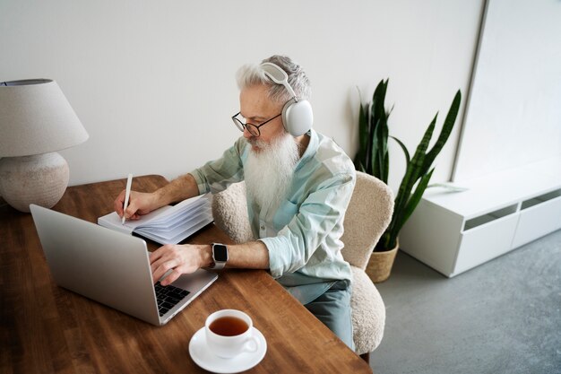 Abuelo aprendiendo a usar la tecnología