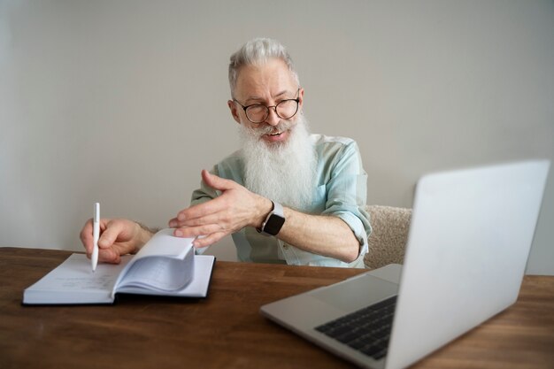 Abuelo aprendiendo a usar la tecnología