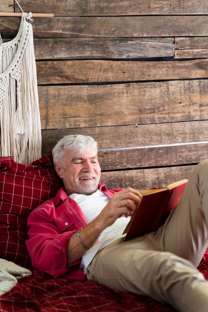 Abuelo empoderado relajándose y pasando un buen rato