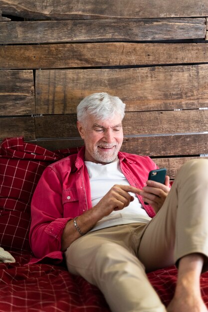 Abuelo empoderado relajándose y pasando un buen rato