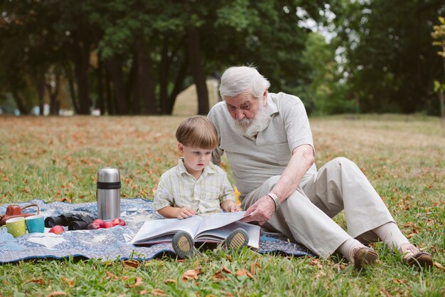 Abuelo enseñando a nieto a leer