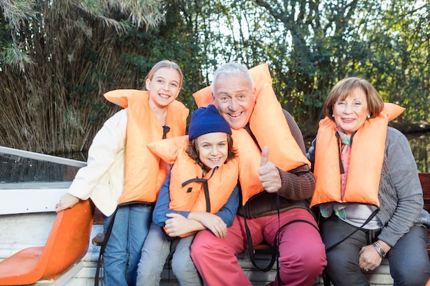 Foto gratuita abuelo feliz con su familia y mostrando el pulgar hacia arriba