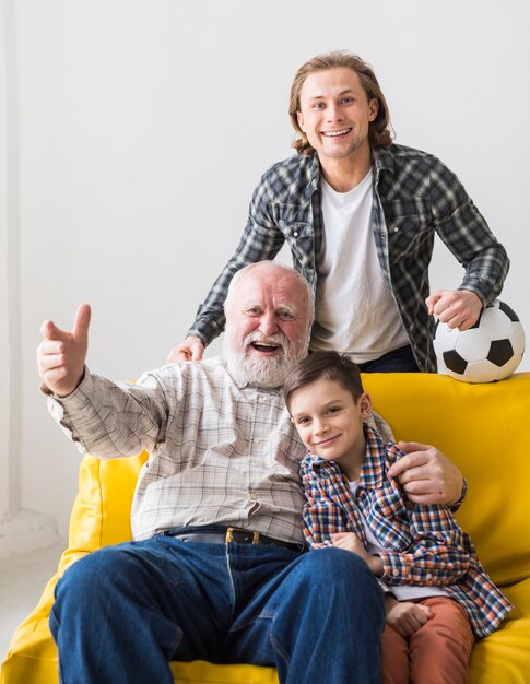 Abuelo con hijo y nieto viendo juego