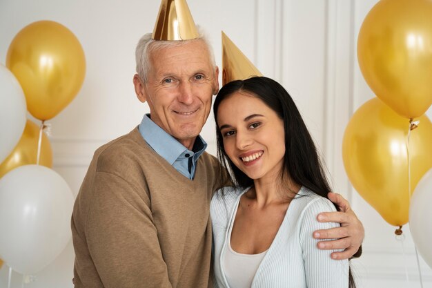 Abuelo y mujer de tiro medio