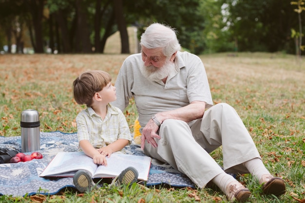 Abuelo y nieto en la lectura de picnic