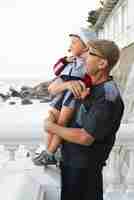 Foto gratuita abuelo y nieto en el mar