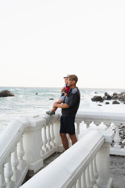 Abuelo con nieto y mirando al mar