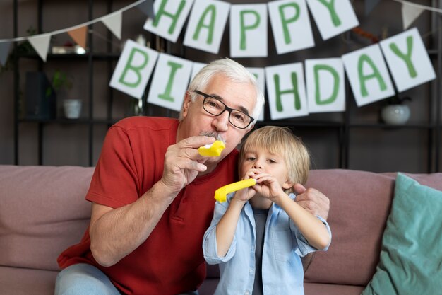 Abuelo y niño de tiro medio en la fiesta