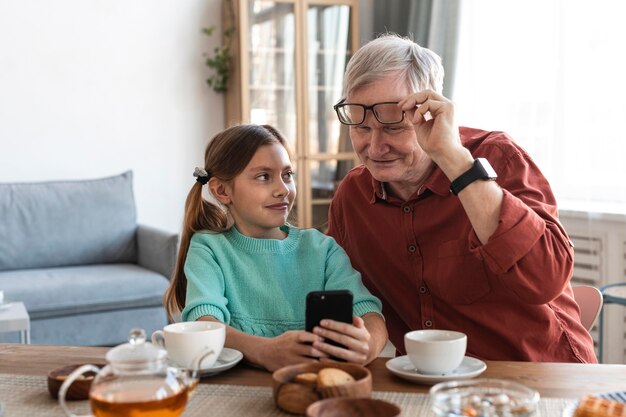 Abuelo y niño de tiro medio