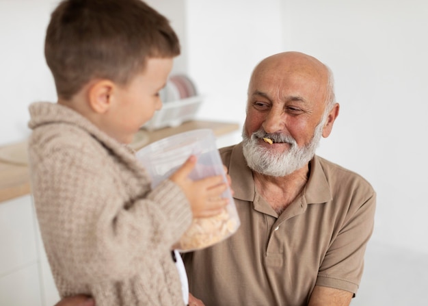 Abuelo y niño de tiro medio