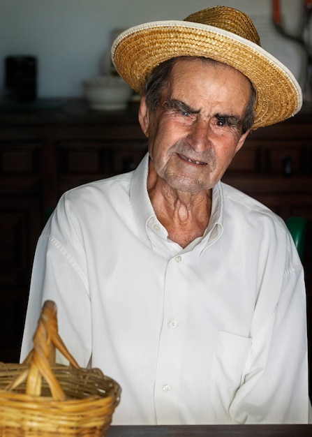 Foto gratuita abuelo pasando tiempo en el campo