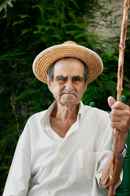 Abuelo pasando tiempo en el campo