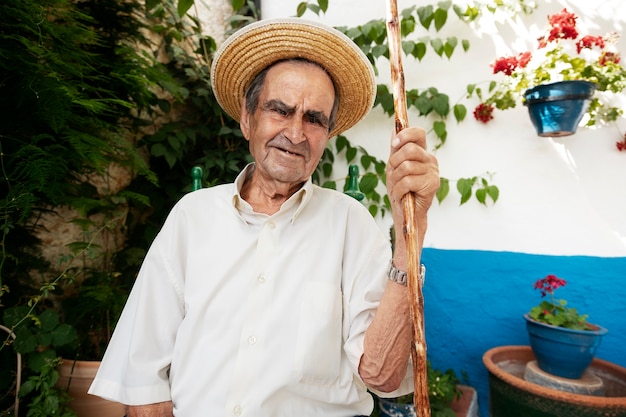 Foto gratuita abuelo pasando tiempo en el campo