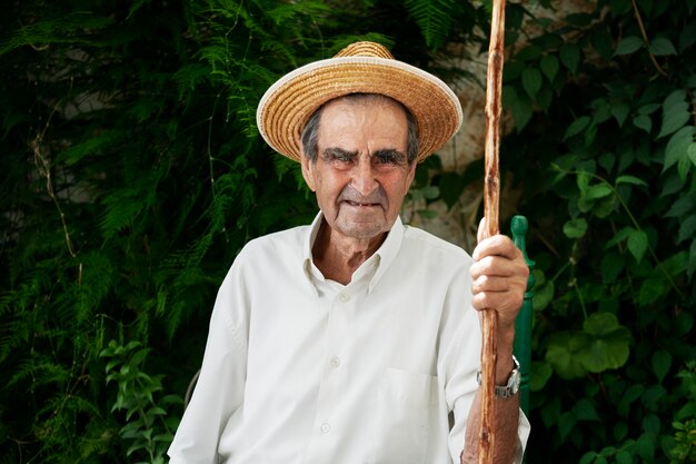 Abuelo pasando tiempo en el campo