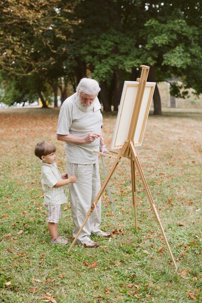 Abuelo con pintura al aire libre grandon