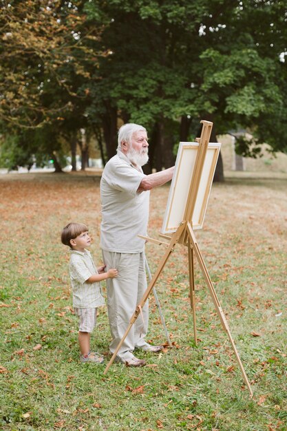 Abuelo con pintura nieto