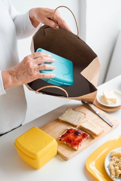 Abuelo sosteniendo la caja de comida de cerca